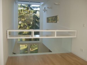 Brüstungsgeländer in Glas und Regal in MDF Weißlack - Einbauschränke - Tischlerei Hellriegel