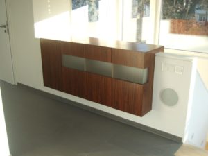Schrank Nußbaum furniert über Treppenbrüstung hängend - Einbauschränke - Tischlerei Hellriegel