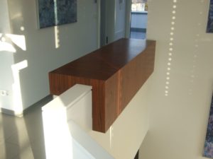 Schrank Nußbaum furniert über Treppenbrüstung hängend - Einbauschränke - Tischlerei Hellriegel