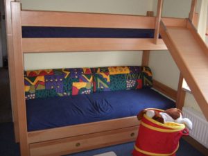 Hochbett mit Leiter aus Buche Massivholz, Füllung farbig lackiert - Kinderzimmer - Tischlerei Hellriegel