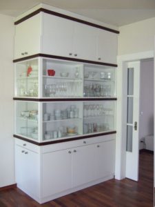 Wohnzimmervitrine, Fronten weiß lackiert - Wohnzimmermöbel - Tischlerei Hellriegel