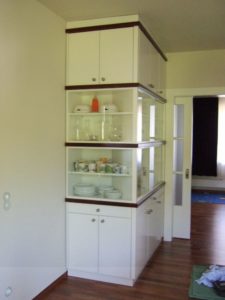 Wohnzimmervitrine, Fronten weiß lackiert - Wohnzimmermöbel - Tischlerei Hellriegel