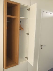 Garderobe Eiche furnierter Korpus, Fronden MDF Weißlack - Flurmöbel und Garderoben - Tischlerei Hellriegel