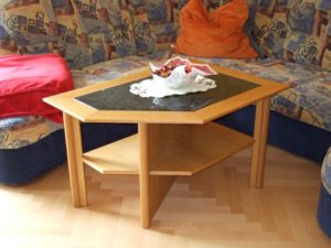 Couchtisch aus Eiche Massivholz mit eingelegter Natursteinplatte - Tische und Sitzecken - Tischlerei Hellriegel